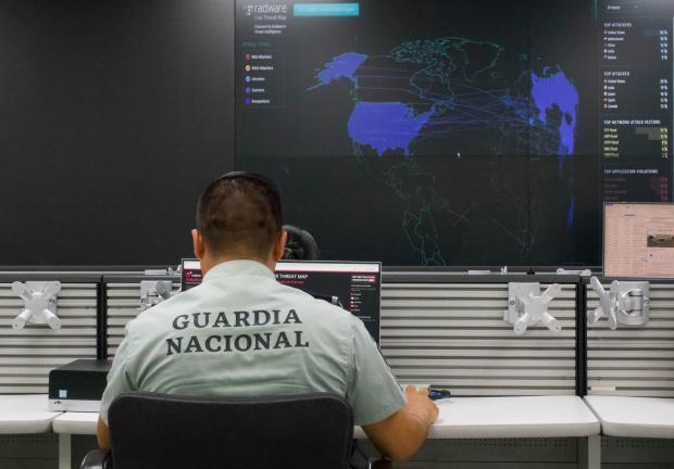 Elementos de la Guardia Nacional investigando delitos cibernéticos.