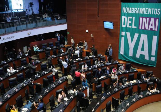CIUDAD DE MÉXICO, 13 de abril 2023.- La oposicion colocó una manta pidiendo que se designen a los nuevos consejeros del INAI.