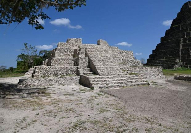 Descubren una veintena de entierros ofrendados a un templo-pirámide del sitio maya Moral-Reforma.