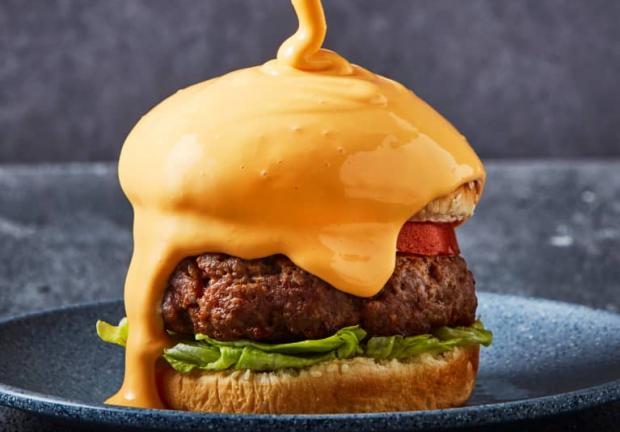 El queso amarillo o americano es usado también para hacer hamburguesas.