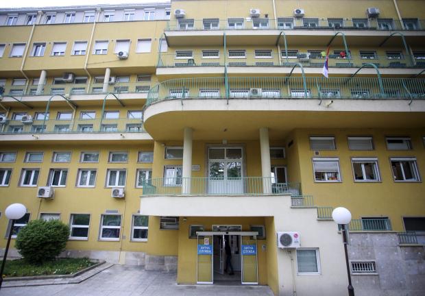 Vista general de un hospital en Belgrado, Serbia, miércoles 3 de mayo de 2023. La policía serbia informa que un adolescente abrió fuego en una escuela en el centro de Belgrado, matando a varios niños y hospitalizando a varios más.