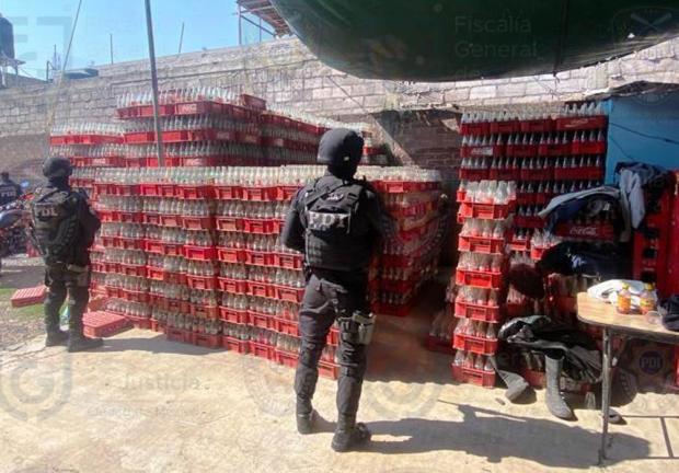 Fiscalía de la CDMX decomiso cientos de cajas de Coca-Cola pirata en la alcaldía Iztapalapa