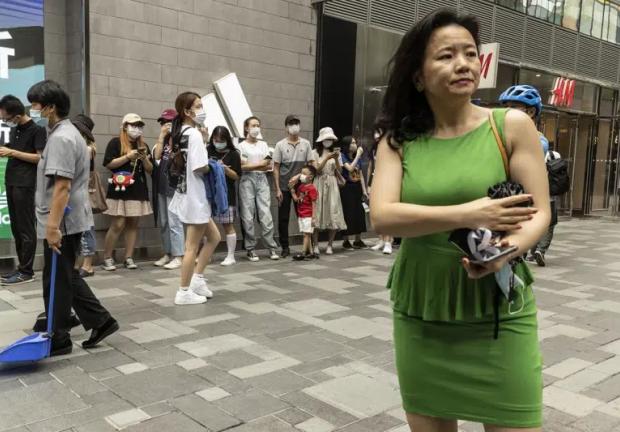 En esta imagen de archivo, Cheng Lei, una periodista australiana nacida en China que trabaja para CGTN, el canal de la televisora estatal china, China Central Television, en inglés, durante un acto público en Beijing, el 12 de agosto de 2020