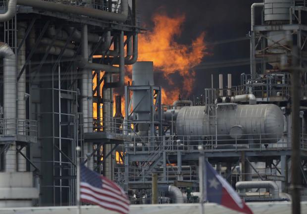 Un incendio arde en una planta química de Shell en Deer Park, Texas, el viernes 5 de mayo de 2023.
