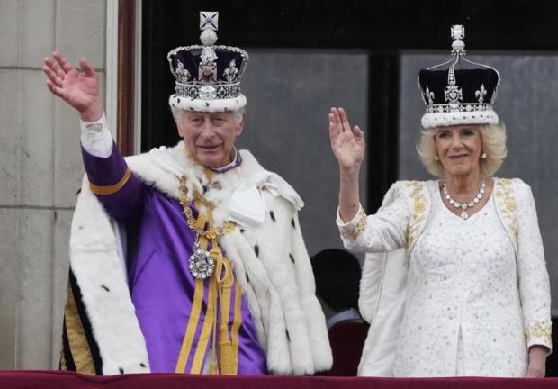 El rey Carlos III y la reina Camila de Gran Bretaña saludan a la multitud desde el balcón del Palacio de Buckingham después de su ceremonia de coronación en Londres, el sábado 6 de mayo de 2023.