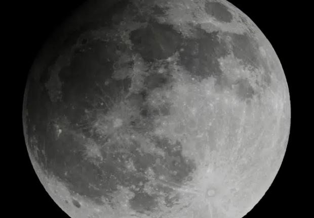 Fotografía del eclipse lunar en su totalidad.