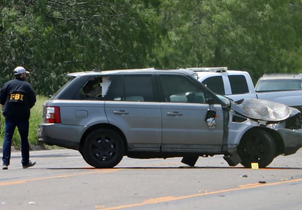 Agentes de la ley investigan la escena después de un incidente mortal en el que un automóvil atropelló a peatones cerca del Centro Ozanam, un refugio para migrantes y personas sin hogar, en Brownsville, Texas