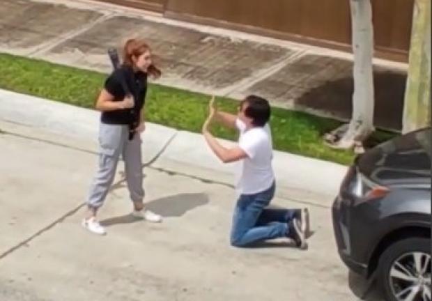 Hombre se arrodilla para pedir a su esposa que no le destroce el carro con un bate de béisbol, luego de que lo descubrió siendo infiel.