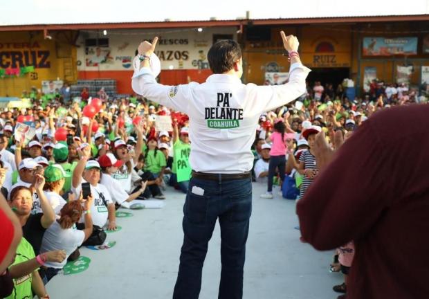 El candidato Manolo Jiménez afirma que sabe del gran talento que hay en Coahuila, por ello creará el programa de Súper Becas Juveniles, para que puedan acudir al extranjero a complementar sus estudios.