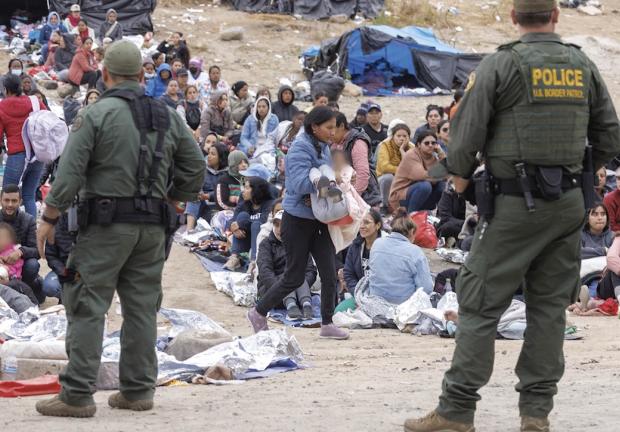 Agentes seleccionan a familias y a mujeres con niños, en la frontera de San Diego.