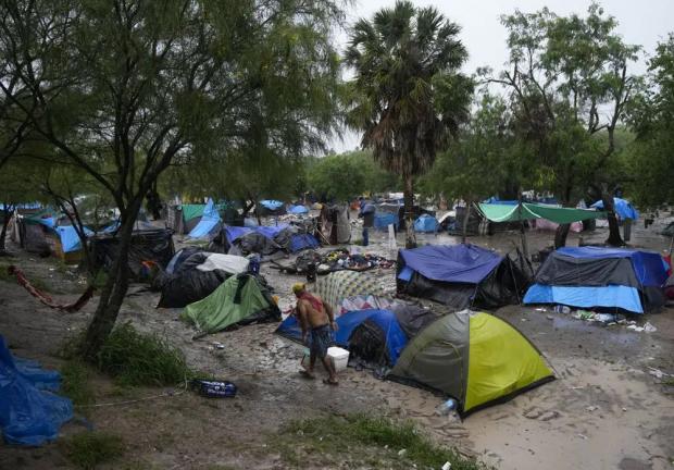 Tiendas de campaña cerca del río Bravo en un campamento improvisado, en Matamoros, México, el sábado 13 de mayo de 2023.