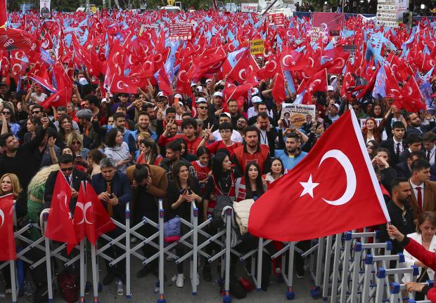Simpatizantes del candidato presidencial opositor Kemal Kilicdaroglu agitan banderas turcas durante un acto de campaña en Ankara, Turquía, el viernes 12 de mayo e 2023, con vistas a los comicios presidenciales y legislativos del domingo.