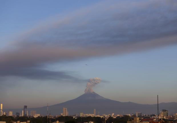 El volcán Popocatépetl lanzó una enorme columna de ceniza la mañana de este lunes 15 de mayo, vista desde la capital poblana.