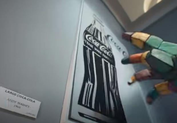 Comercial Masterpiece inicia con la icónica pintura de la botella de Coca-Cola de Andy Warhol.