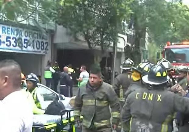 Para evacuar a las personas atrapadas en el edificio incendiado en la colonia Anzures de la alcaldía Miguel Hidalgo, bomberos tuvieron que usar grúas.