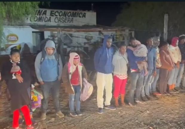 Con la información proporcionada por 15 migrantes que lograron escapar de la casa abandonada donde los delincuentes los tenían cautivos autoridades de San Luis Potosí lograron rescatar a otros 30 migrantes.