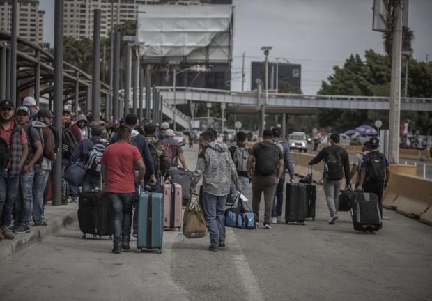 Cientos de jóvenes migrantes cruzan la frontera legalmente para trabajar temporalmente en EU.