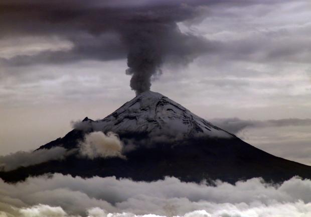 Lanza Popocatépetl emisión constante de vapor de agua, gas y ligero contenido de ceniza con dirección al norte.