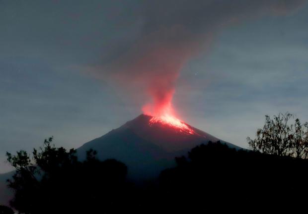 El volcán Popocatépetl continuó con intensa actividad la madrugada de este lunes. El semáforo de Alerta Volcánica subió a Amarillo Fase 3 desde el día de ayer.
