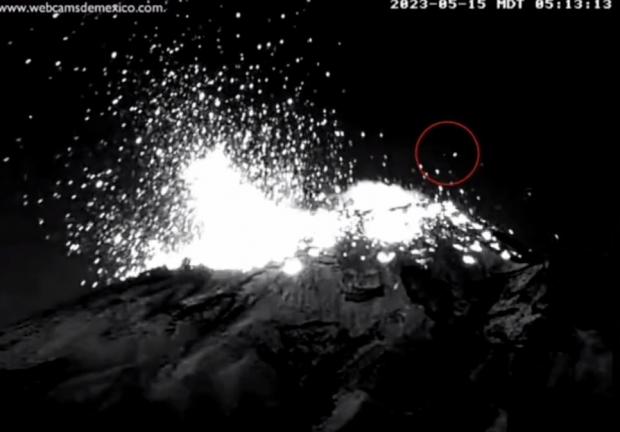 Un UAPs fue captado por la cámara de Webcamps de México vista Tlamacas entrando y saliendo del cráter del Popocatépetl.