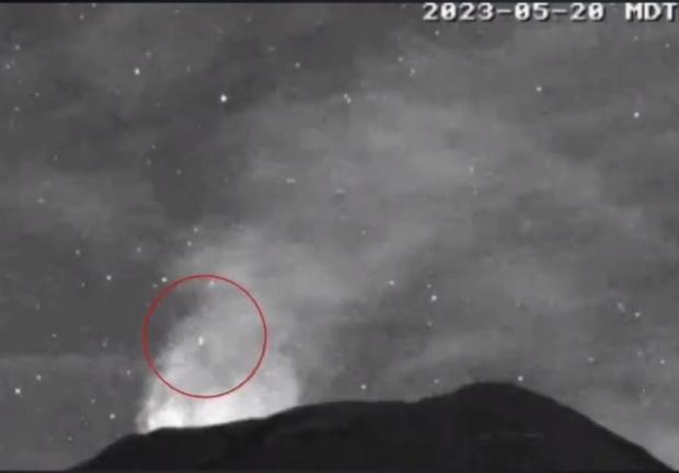 El periodista Jaime Maussan comparte un video en el que se ve a un objeto de tecnología no humana entrar y salir del cráter del Popocatépetl.