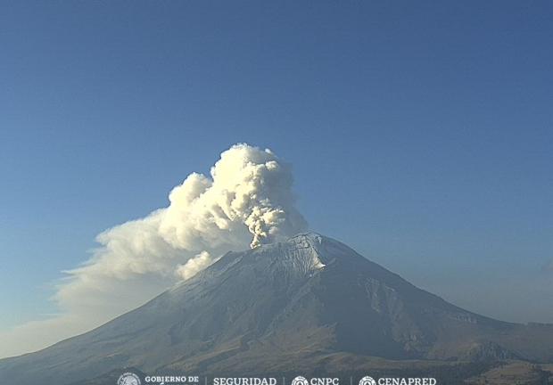 El Popocatépetl continúa con episodios de relativa calma seguidos por varias horas de tremor con emisión de ceniza y emisión de bombas de lava a corta distancia del cráter.