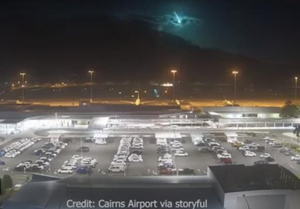 La noche del pasado sábado 20 de mayo el cielo se iluminó de verde tras la caída de un meteorito en el aeropuerto de Cairns, Australia.