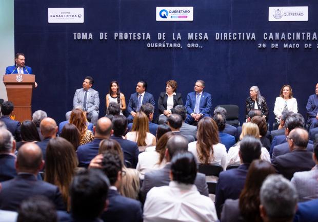 El gobernador Mauricio Kuri González tomó protesta a los integrantes de la mesa directiva de la Cámara Nacional de la Industria de la Transformación CANACINTRA 2023, delegación Querétaro.