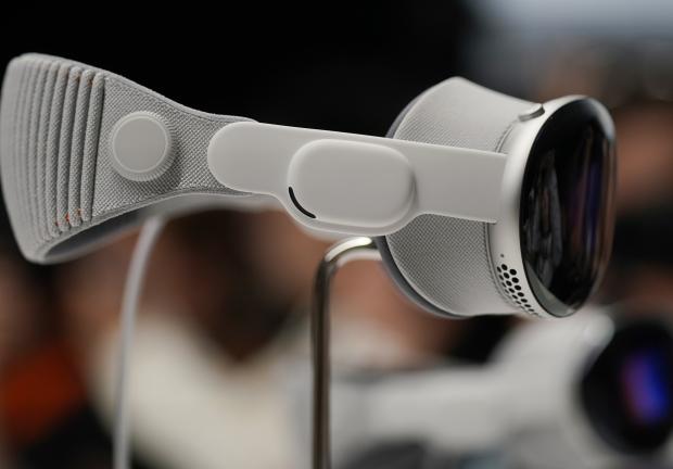 Apple  lanza su nuevo visor Vision Pro, que tendrá un valor comercial de 3 mil 500 dólares.