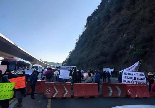 Manifestantes de 15 comunidades bloquean la México-Toluca para exigir se frene la tala ilegal en el Gran Bosque de Agua.