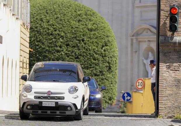 El auto que traslada al papa Francisco al hospital policlínico universitario Agostino Gemelli abandona el Vaticano, el 7 de junio de 2023.
