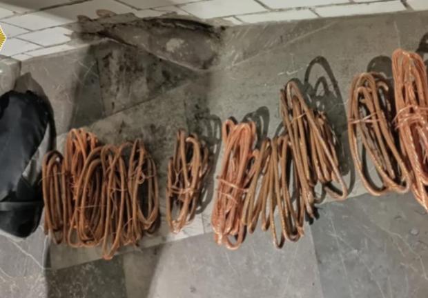 Este es el cable pelado de cobre que este hombre robó en el Metro.