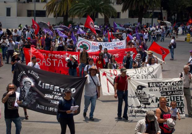 Se llevo a cabo la marcha por el 52 aniversario del Halconazo, diversos contingentes salieron del metro Normal con destino al Zócalo capitalino