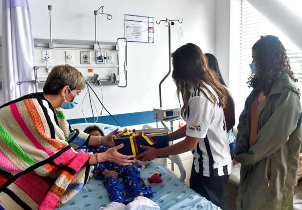 La primera dama de Colombia, Verónica Alcocer durante su visita a los niños rescatados en Bogotá, Colombia.