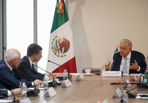 Andrés Manuel López Obrador, Presidente de México, se reunión con Pete Buttigieg, secretario de Transporte del gobierno de Estados Unidos, en el encuentro se trató el traslado de aerolíneas de carga al Aeropuerto Internacional Felipe Ángeles y el regreso del Aeropuerto Internacional Benito Juárez a la categoría 1.