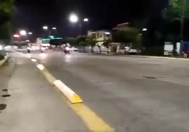 La muerte de un joven motociclista fue captada en video luego de que se impactó contra una camioneta cuando participaba en una carrera clandestina.