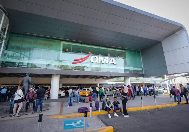 AMLO lamenta que el bloqueo afecte a los pasajeros y trabajadores del aeropuerto, pero sentencia que su gobierno no permite chantajes y menos de gentes acostumbradas a la corrupción.