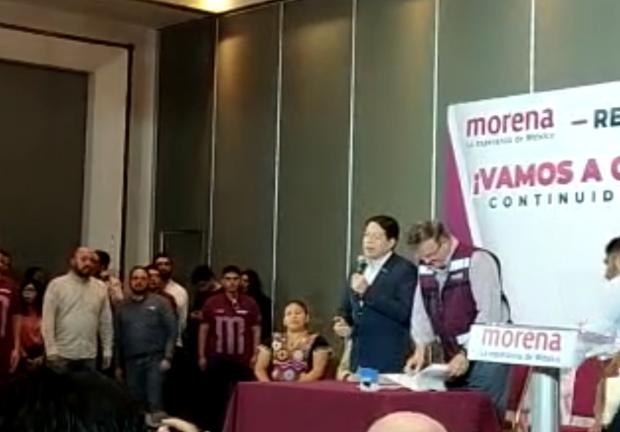 Marcelo Ebrard firma como aspirante a candidatura de Morena.