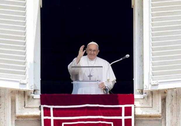 El papa Francisco entrega su bendición mientras recita el Ángelus desde la ventana de su estudio con vista a la Plaza de San Pedro, en el Vaticano, el domingo 18 de junio de 2023.