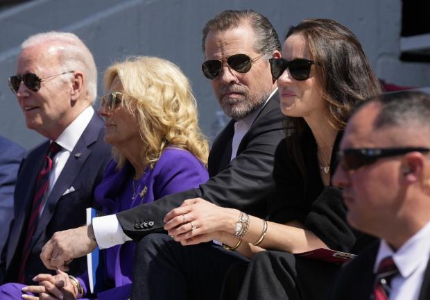 El presidente Joe Biden asiste a la ceremonia de graduación de su nieta Maisy Biden con la primera dama Jill Biden y sus hijos Hunter Biden y Ashley Biden en la Universidad de Pennsylvania en Filadelfia, el lunes 15 de mayo de 2023.