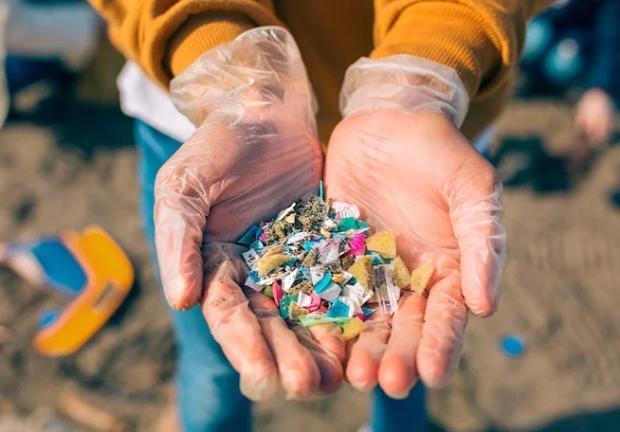 Voluntarios recogiendo microplásticos en la playa. Los microplásticos son uno de los elementos más contaminantes del aire y el océano