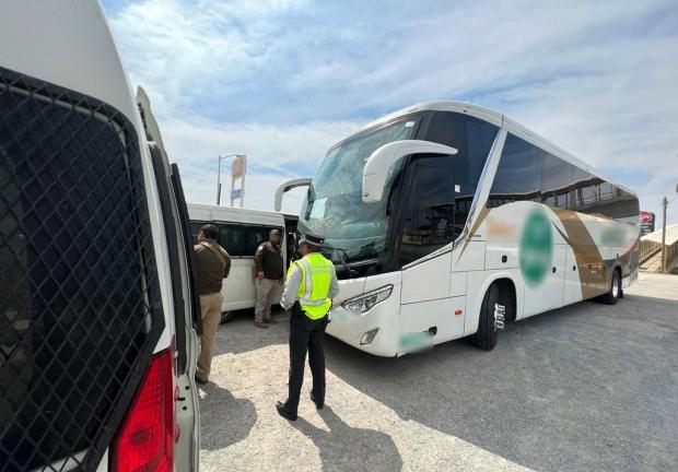 Elementos de la Guardia Nacional (GN) y de Instituto Nacional de Migración (INM) rescataron a 130 personas migrantes de distintas nacionalidades que viajaban en cuatro autobuses de pasajeros.