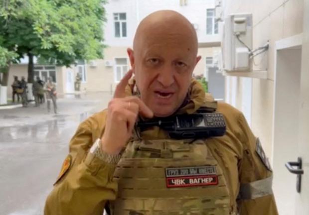 El fundador del grupo de mercenarios privados de Wagner, Yevgeny Prigozhin, habla dentro de la sede del centro de comando militar del ejército del sur de Rusia, que está bajo el control de Wagner PMC, según él, en la ciudad de Rostov-on-Don, Rusia en esta imagen fija tomada de un video publicado el 24 de junio de 2023.