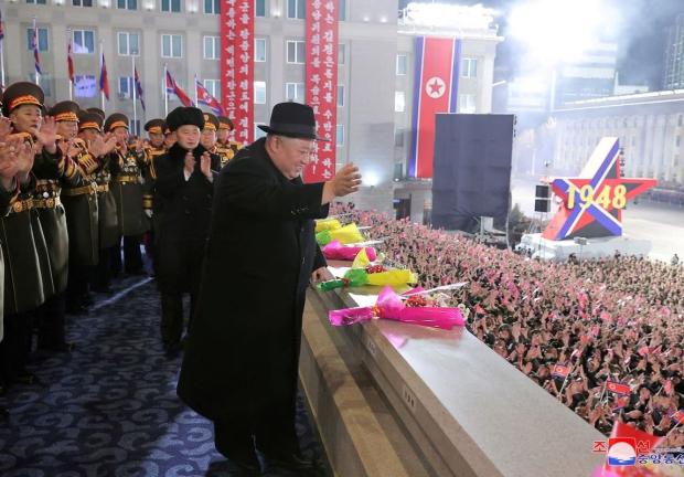 El líder norcoreano Kim Jong Un saluda a los miles de manifestantes durante el aniversario del inicio de la Guerra de Corea.
