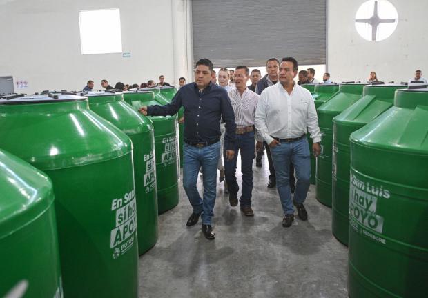 Para la entrega de las 10 mil primeras cisternas del programa 'Apoyo a familias para tener agua', el gobernador invirtió 33 millones de pesos.