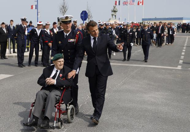 El presidente de Francia, Emmanuel Macron, habla con Leon Gautier, último soldado francés del desembarco en Normandía durante una ceremonia en el 79th aniversario del Día D en Colleville-Montgomery el jueves 6 de junio de 2023.