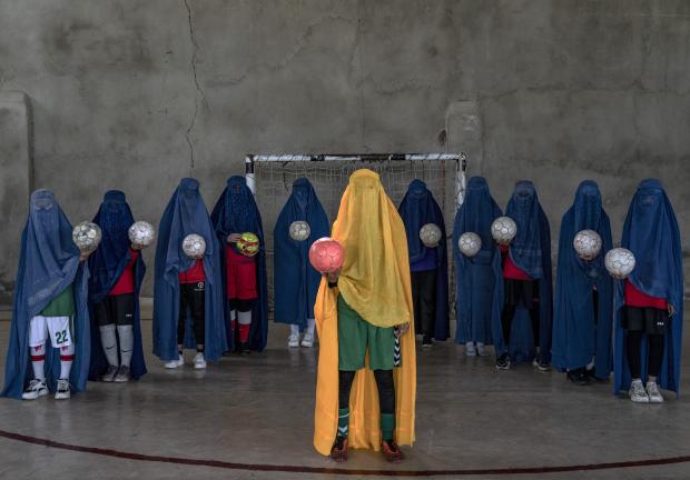 Foto del 22 de septiembre del 2022, integrantes de un equipo de fútbol afgano de mujeres posan para una foto en Kabul. El miércoles 21 de junio del 2023, el COI advierte que Afganistán podría quedar fuera de los Olímpicos de París si no permite la participación de mujeres y niñas en el deporte.