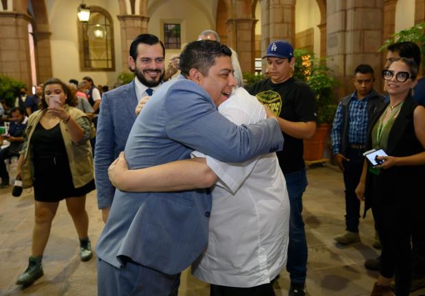 El empresario Carlos Bremer Gutiérrez, director del grupo Value y patrocinador de la Liga Nacional de Baloncesto Profesional de México (LNBP), abraza al gobernador de San Luis Potosí, Ricardo Gallardo.