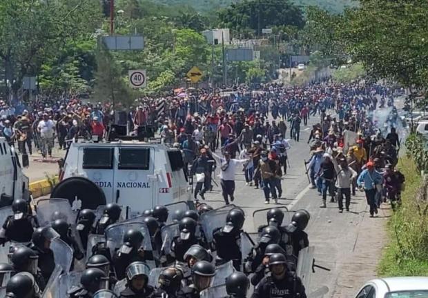 Eenfrentamiento entre policías y manifestantes en la carretera México-Acapulco.