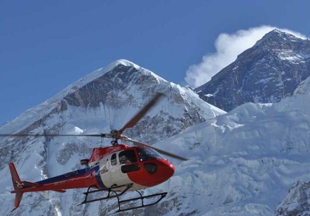 Debido a la temporada de lluvias, los vuelos turísticos al Monte Everest no son habituales porque la visibilidad es mala y las condiciones meteorológicas son imprevisibles.